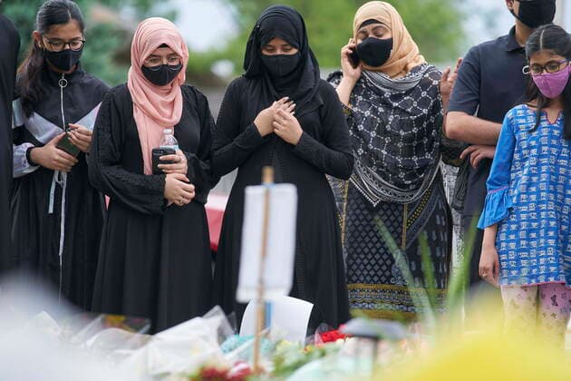 June 8, 2021, London, Canada: Mourners pay their respects at the scene of Sunday s hate-motivated vehicle attack in London, in honour of the four members of a Muslim family that died and the youngest boy who is in hospital. London Canada  - ZUMAc35_ 20210608_zaf_c35_171 Copyright: xGeoffxRobinsx