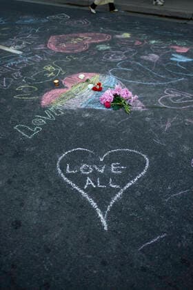 Vigil To Remember The Members Of Hate Motivated Crime In Canada Message of love and compassion drawn with chalk and flowers during a vigil to remember the four family members killed by a vehicle in a hate-motivated crime in London,Ontario- Canada on 8th June,2021 Ontario Canada shivaanibahuguna-notitle210608_nprKb  Copyright: xArindamxShivaanix
