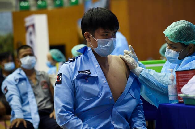 Mass Vaccination Against COVID-19 In Bangkok Health officials administer doses of vaccine AstraZeneca against COVID-19 to Thai people at a gymnasium vaccination center in Bangkok, Thailand, 09 June 2021. Bangkok Thailand laowilas-notitle210609_npqLe  Copyright: xAnusakxLaowilasx