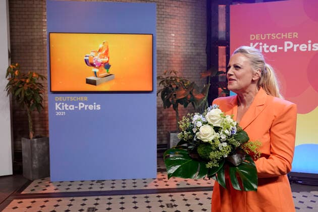 Award of the German KITA Award 2021 Current, 09 06 2021, Berlin, Morderatorin Barbara Schoeneberger at the award of the German KITA Award 2021 Berlin Berlin Germany