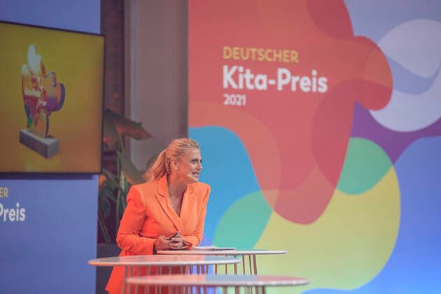 Award of the German KITA Award 2021 Current, 09 06 2021, Berlin, Morderatorin Barbara Schoeneberger at the award of the German KITA Award 2021 Berlin Berlin Germany