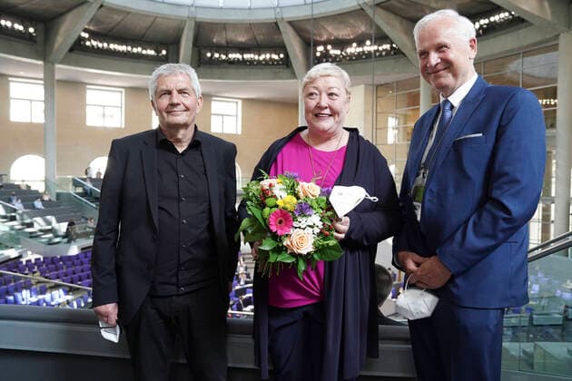 Bilder des Jahres 2021, News 06 Juni News Themen der Woche KW23 News Bilder des Tages Neue SED Opferbeauftragte vom Bundestag gewaehlt Aktuell, 10.06.2021, Berlin, Evelyn Zupke die neu gewählte SED Opferbeauftragte gemeinsam mit Roland Jahn und Dieter Dombrowski nach der Wahl im Deutschen Bundestag Berlin Berlin Deutschland *** New SED Victims Commissioner elected by the Bundestag News, 10 06 2021, Berlin, Evelyn Zupke the newly elected SED Victims Commissioner together with Roland Jahn and Dieter Dombrowski after the election in the German Bundestag Berlin Berlin Germany