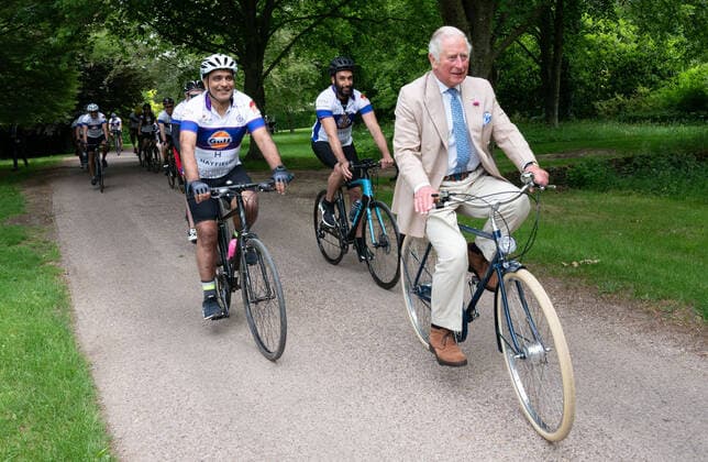 Bilder des Jahres 2021, Entertainment 06 Juni Entertainment Themen der Woche KW23 Entertainment Bilder des Tages . 10 06 2021. Tetbury, United Kingdom. Prince Charles, The Prince of Wales, joins representatives of the British Asian Trust before they embarked on the charitys Palaces on Wheels cycling event, at the his Highgrove home in Tetbury, United Kingdom.  xPoolx xi-Imagesx IIM-22261-0005