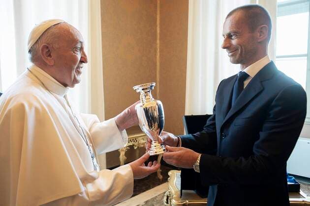 Bilder des Jahres 2021, News 06 Juni News Themen der Woche KW23 News Bilder des Tages une 10,2021 : Pope Francis receives in Audience the President of Uefa, Aleksander Ceferin, the Executive Committee and the delegation of sports managers at the Vatican  Copyright: x VATICANxMEDIAx CPPx xIPAx x CatholicxPressxPhotox
