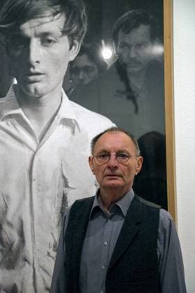 Günter Brus vor seinem Porträt als junger Künstler Pressekonferenz am 11.3. zu Günter Brus-Ausstellung Störungszonen, 12. März bis 6. Juni 2016. Anwesend: Günter und Anna Brus, Christoph Buchmann, Wolfgang Muchitsch, Britta Schmitz, Gereon Sievernich, Foto_Matthias Reichelt *** Günter Brus in front of his portrait as a young artist Press conference on 11 3 for Günter Brus exhibition Disturbance Zones, 12 March to 6 June 2016 Present Günter and Anna Brus, Christoph Buchmann, Wolfgang Muchitsch, Britta Schmitz, Gereon Sievernich, photo Matthias Reichelt.