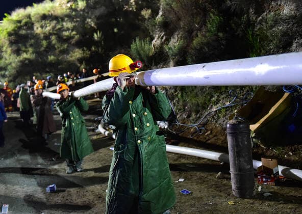Bilder des Jahres 2021, News 06 Juni News Themen der Woche KW23 News Bilder des Tages (210611) -- DAIXIAN, June 11, 2021 -- Rescuers work at an iron mine accident site in Daixian County, north China s Shanxi Province, June 10, 2021. Thirteen people were trapped in an iron mine flooding in north China s Shanxi Province, local authorities said Thursday. The rescue work is underway. ) (SPOT NEWS)CHINA-SHANXI-DAIXIAN COUNTY-IRON MINE ACCIDENT (CN) ChaixTing 