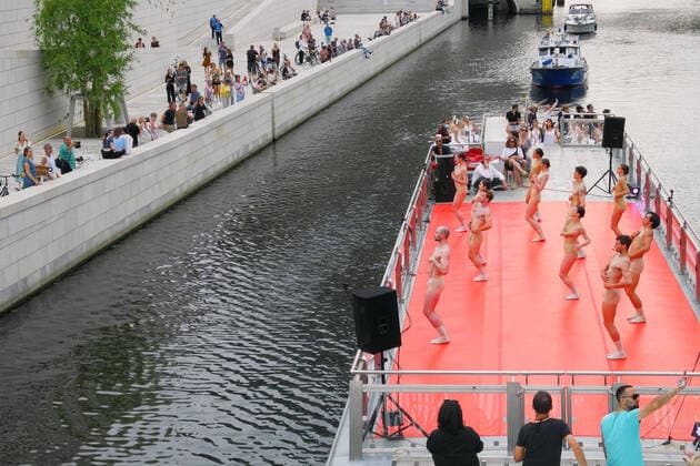 Bilder des Jahres 2021, Entertainment 06 Juni Entertainment Themen der Woche KW23 Staatsballett auf abendlicher 2,5 stuendiger Schiffstour durch Berlins Mitte. Zuschauer am Spreeufer dankten mit Beifall. *** State Ballet on a 2.5 hour evening boat tour through the center of Berlin Spectators on the banks of the Spree thanked with applause