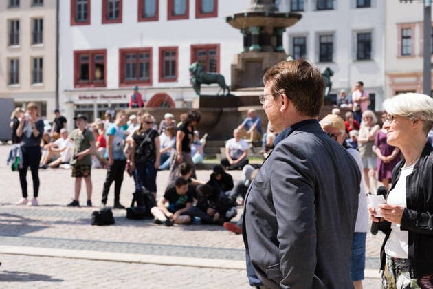 Mittelsächsische Philharmonie Small concert at the Obermarkt Freiberg From London to Seoul with Elias Han and Niki Liogka 11 06 2021 Sven Krüger Mayor City of Freiberg and Hanne Tautorus Dramaturg in front of the audience at the Obermarkt