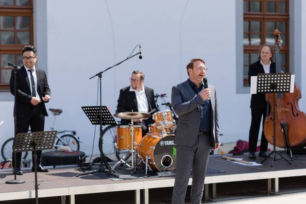 Mittelsächsische Philharmonie Small concert at Obermarkt Freiberg From London to Seoul with Elias Han and Niki Liogka 11 06 2021 Sven Krüger Mayor City of Freiberg opens the concert