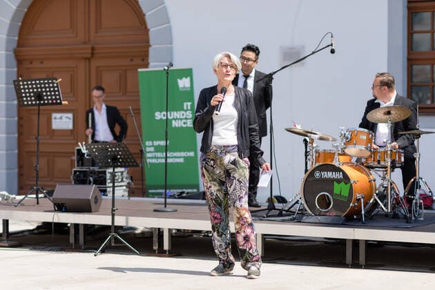 Mittelsächsische Philharmonie Small concert at Obermarkt Freiberg From London to Seoul with Elias Han and Niki Liogka 11 06 2021 Hanne Tautorus Dramaturg opens the concert
