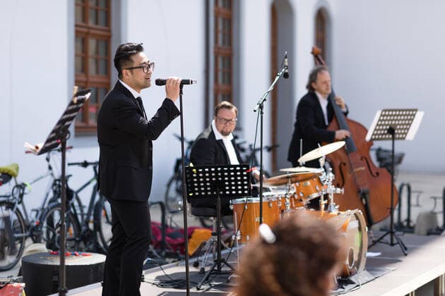 Mittelsächsische Philharmonie Small concert at Obermarkt Freiberg From London to Seoul with Elias Han and Niki Liogka 11 06 2021 Elias Han baritone, Michael Winkler percussion, Matthias Würthner double bass