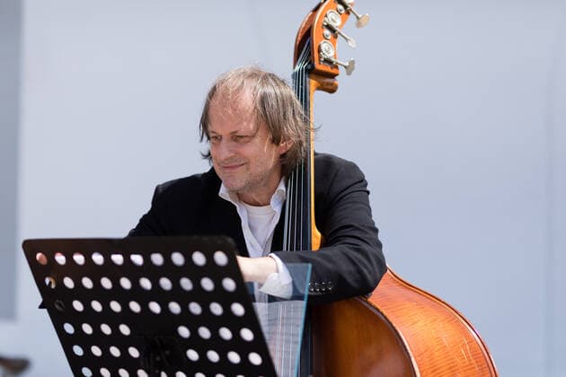 Mittelsächsische Philharmonie Small concert at Obermarkt Freiberg From London to Seoul with Elias Han and Niki Liogka 11 06 2021 Matthias Würthner Double Bass