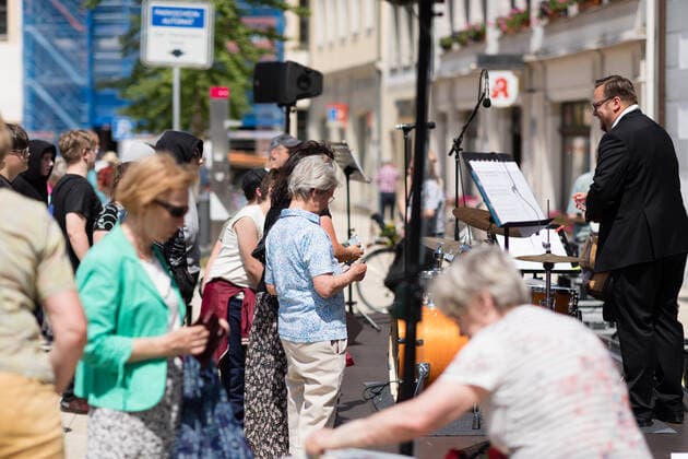Mittelsächsische Philharmonie Small concert at Obermarkt Freiberg From London to Seoul with Elias Han and Niki Liogka 11 06 2021 Donations and congratulations after the concert