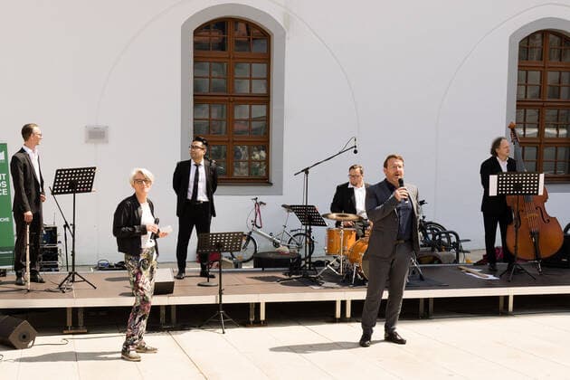 Mittelsächsische Philharmonie Small concert at Obermarkt Freiberg From London to Seoul with Elias Han and Niki Liogka 11 06 2021 Hanne Tautorus Dramaturg and Sven Krüger Mayor open the concert