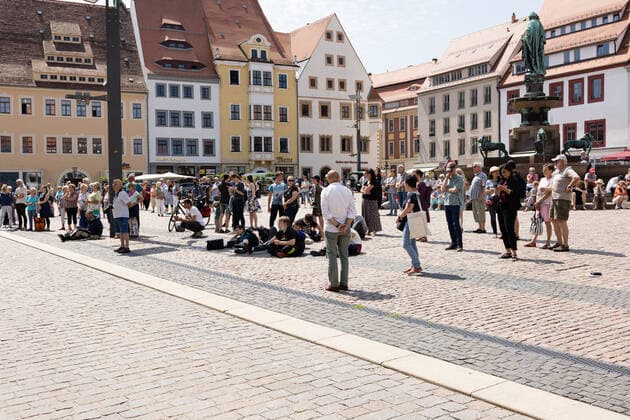 Mittelsächsische Philharmonie Small concert at the Obermarkt Freiberg From London to Seoul with Elias Han and Niki Liogka 11 06 2021 Audience at the Obermarkt