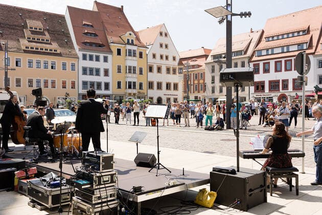 Mittelsächsische Philharmonie Small concert at the Obermarkt Freiberg From London to Seoul with Elias Han and Niki Liogka 11 06 2021 The ensemble and audience at the Obermarkt