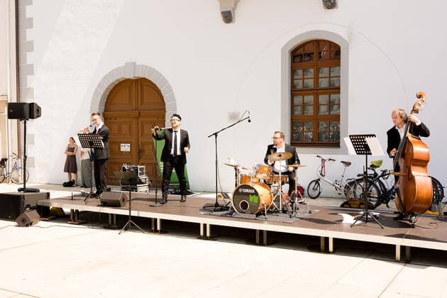 Mittelsächsische Philharmonie Small concert at Obermarkt Freiberg From London to Seoul with Elias Han and Niki Liogka 11 06 2021 Bernd Schäfer flute, Elias Han baritone, Michael Winkler percussion, Matthias Würthner double bass