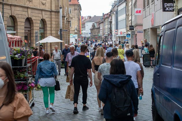 Federal incidence continues to fall, people fill the downtown and cafÃ s of Bamberg in Upper Frankonia, Germany on 11 6 2021 Corona infections are continuing to fall nationwide and there are more and more people who have both received their first vaccinat