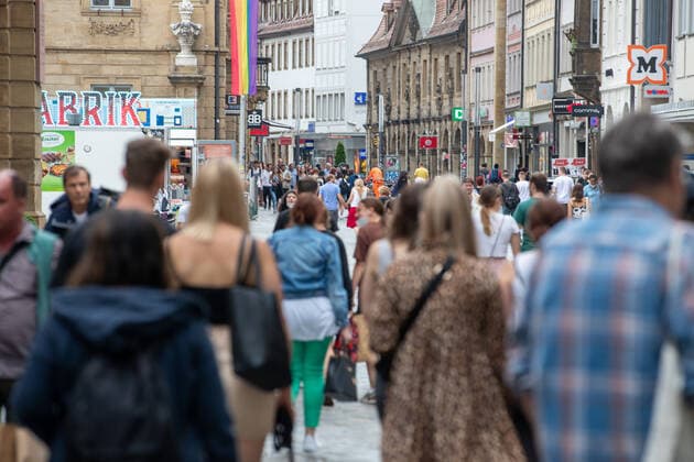 Federal incidence continues to fall, people fill the downtown and cafÃ s of Bamberg in Upper Frankonia, Germany on 11 6 2021 Corona infections are continuing to fall nationwide and there are more and more people who have both received their first vaccinat