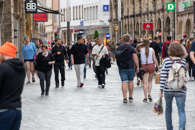 Federal incidence continues to fall, people fill the downtown and cafÃ s of Bamberg in Upper Frankonia, Germany on 11 6 2021 Corona infections are continuing to fall nationwide and there are more and more people who have both received their first vaccinat