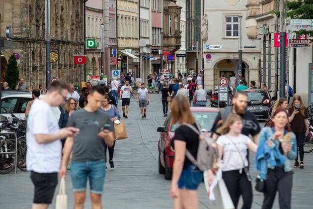 Federal incidence continues to fall, people fill the downtown and cafÃ s of Bamberg in Upper Frankonia, Germany on 11 6 2021 Corona infections are continuing to fall nationwide and there are more and more people who have both received their first vaccinat