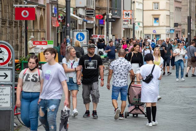 Federal incidence continues to fall, people fill the downtown and cafÃ s of Bamberg in Upper Frankonia, Germany on 11 6 2021 Corona infections are continuing to fall nationwide and there are more and more people who have both received their first vaccinat