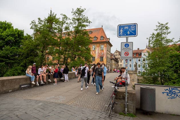 Federal incidence continues to fall, people chill at the lower bridge People fill the downtown and cafÃ s of Bamberg in Upper Frankonia, Germany on 11 6 2021 Corona infections are