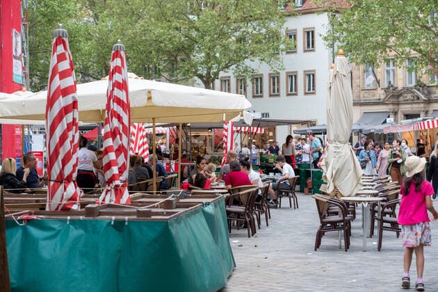Federal incidence continues to fall, people fill the downtown and cafÃ s of Bamberg in Upper Frankonia, Germany on 11 6 2021 Corona infections are continuing to fall nationwide and there are more and more people who have both received their first vaccinat