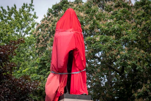June 11, 2021, Kingston, Ontario, Canada: The statue of former Canadian Prime Minister Sir John A Macdonald is covered by a red sheet in Kingston, Ontario on Friday June 11, 2021. Local indigenous groups want the statue removed but the City of Kingston has not decided what to do with the statue and is leaving it up in the mean time. Kingston Canada  - ZUMAc35_ 20210611_zaf_c35_057 Copyright: xLarsxHagbergx
