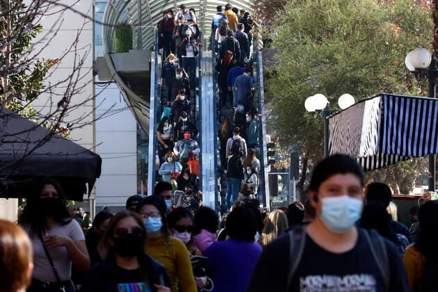 Santiago, June 11, 2021 Large influx of people in the Costanera Center mall prior to total quarantine in the Metropolitan Region by Covid pandemic 19 Javier Salvo Aton Chile, Santiago Chile Aton 517021  Copyright: JAVIERxSALVO ATONxCHILE