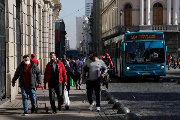 Santiago, June 11, 2021 High mobility is registered in downtown Santiago before the total quarantine that begins on Saturday June 12, 2021 The high number of contagions led authorities to decree a total quarantine in the metropolitan region Marcelo Hernandez Aton Chile, Santiago chile Aton 517034  Copyright: MARCELOxHERNANDEZ ATONCHILE