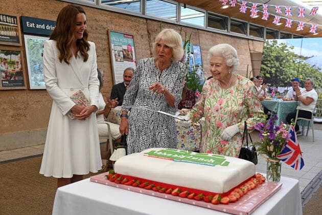 . 11 06 2021. Cornwall, United Kingdom. Queen Elizabeth II cuts a cake with Camilla, Duchess of Cornwall and Kate Middleton, the Duchess of Cambridge at a reception in celebration of The Big Lunch initiative held at The Eden Project in Cornwall, during the G7 Summit.  xPoolx xi-Imagesx IIM-22264-0012