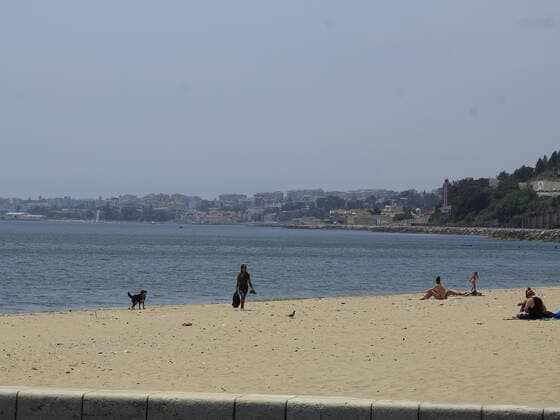 June 11, 2021, Lisbon, Portugal: Movement of bathers at Cruz Quebrada beach, on coast of city of Lisbon, on Friday (11th) amidst Covid-19 pandemic.  Copyright: xEdsonxdexSouzax