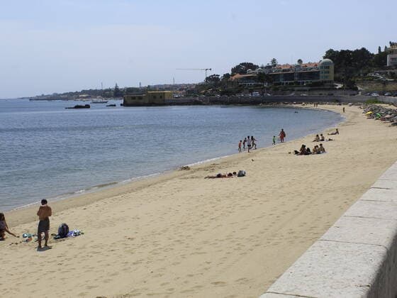 News Bilder des Tages June 11, 2021, Lisbon, Portugal: Movement on beach in Caxias, on outskirts of Lisbon, on Friday (11) amidst Covid-19 pandemic. Strip of sand is small and pleasant. Place also has a train station.  Copyright: xEdsonxdexSouzax