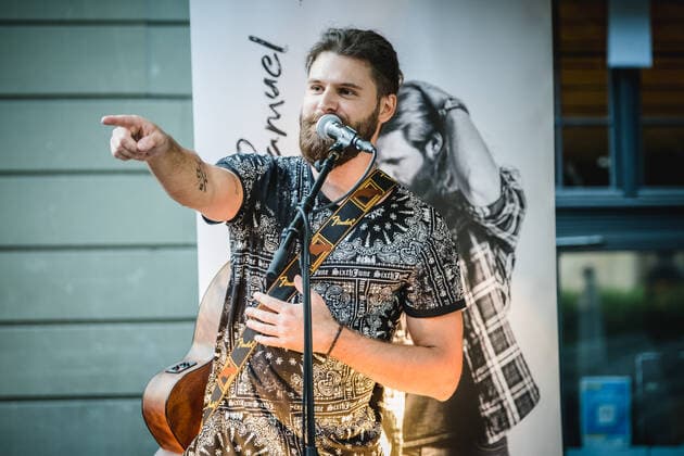 Chris Samuel live in Bern, Switzerland Bern, Switzerland. 11th, June 2021. The Swiss-American singer, musician and songwriter Chris Samuel performs a live garden concert at Bierh?beli in Bern. Bern Switzerland  Copyright: xGonzalesxPhoto TilmanxJentzschx