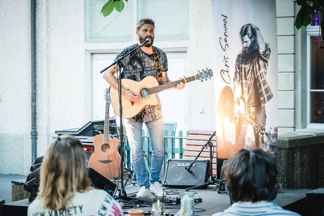Chris Samuel live in Bern, Switzerland Bern, Switzerland. 11th, June 2021. The Swiss-American singer, musician and songwriter Chris Samuel performs a live garden concert at Bierh?beli in Bern. Bern Switzerland  Copyright: xGonzalesxPhoto TilmanxJentzschx