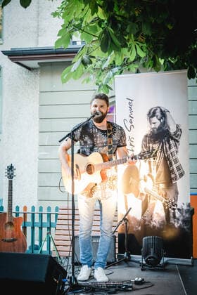 Chris Samuel live in Bern, Switzerland Bern, Switzerland. 11th, June 2021. The Swiss-American singer, musician and songwriter Chris Samuel performs a live garden concert at Bierh?beli in Bern. Bern Switzerland  Copyright: xGonzalesxPhoto TilmanxJentzschx