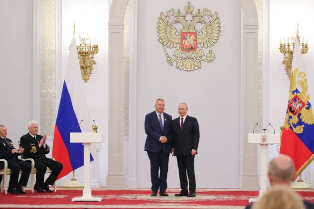 MOSCOW, RUSSIA - JUNE 12, 2021: Russia s President Vladimir Putin and Alexander Rukavishnikov (R-L), head of the sculpture and composition chair at Surikov Art Institute, a winner of the 2020 State Prize in literature and arts, pose during a ceremony held at the Moscow Kremlin on Russia Day to present state decorations. Mikhail Klimentyev Russian Presidential Press and Information Office TASS  TS1046D3