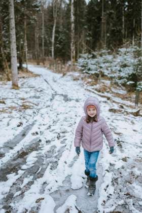  Mädchen im Wald *** Girl in the forest Copyright: imageBROKER/MichaelaxBegsteiger ibxbeg06712139.jpg
