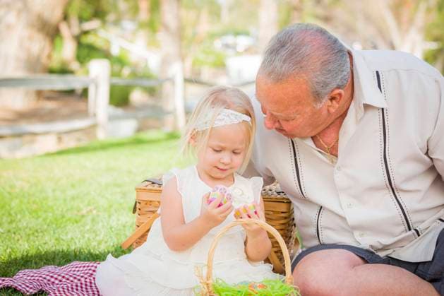  Liebevolle Großvater und Enkelin genießen Ostereier auf einer Picknickdecke im Park *** Lovely grandfather and granddaughter enjoy easter eggs on a picnic blanket in the park Copyright: imageBROKER/AndyxDean ibxdea06738199.jpg