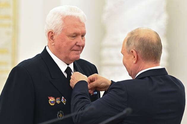 MOSCOW, RUSSIA - JUNE 12, 2021: Russia s President Vladimir Putin (R) awards a Hero of Labour medal to Gennady Antokhin, captain instructor of the security and quality department of the Far East Shipping Company s Vladivostok office, pose during a ceremony held at the Moscow Kremlin to present state decorations and prizes on Russia Day. Yevgeny Odinokov Russian Presidential Press and Information Office TASS  TS1046FC
