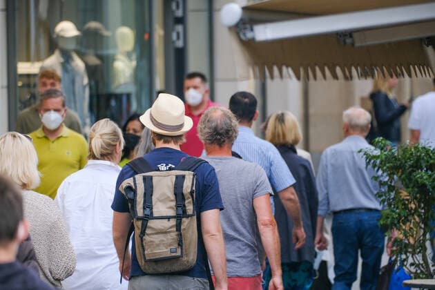 Düsseldorf 12 06 2021 Königsallee shopping street shopping mall pandemic lockdown covid19 covid corona retail shops lockdown shutdown curfew shopping bag luxury dior designer bag paper bag paper bag wealth social scissors shopping street shopping street Düsseldorf North Rhine Westphalia Germany