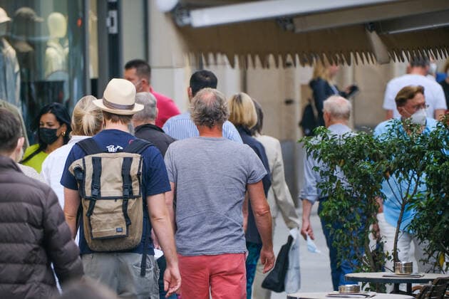 Düsseldorf 12 06 2021 Königsallee shopping street shopping mall pandemic lockdown covid19 covid corona retail shops lockdown shutdown curfew shopping bag luxury dior designer bag paper bag paper bag wealth social scissors shopping street shopping street Düsseldorf North Rhine Westphalia Germany