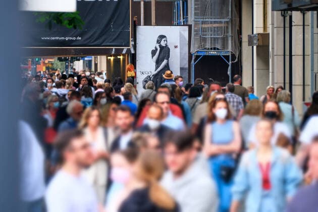 Düsseldorf 12 06 2021 Königsallee shopping street shopping mall pandemic lockdown covid19 covid corona retail shops lockdown shutdown curfew shopping bag luxury dior designer bag paper bag paper bag wealth social scissors shopping street shopping street Düsseldorf North Rhine Westphalia Germany