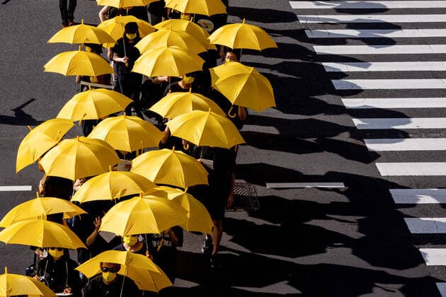 Bilder des Jahres 2021, News 06 Juni News Themen der Woche KW23 News Bilder des Tages June 12, 2021, Tokyo, Japan: Protesters march through the street while holding yellow umbrellas during the demonstration..Pro-democracy demonstrators took to the streets in Shinjuku Japan to mark the Second year anniversary of anti-extradition bill movement of Hong Kong. Tokyo Japan - ZUMAs197 20210612_zaa_s197_059 Copyright: xViolaxKamx