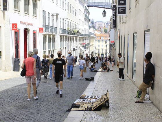 June 12, 2021, Lisbon, Potugal: Movement of people through streets of Lisbon downtown, capital of Portugal, amidst coronavirus pandemic, on spring Saturday. (Foto: Edson De Souza TheNews2 imago images)  Copyright: xEdsonxdexSouzax