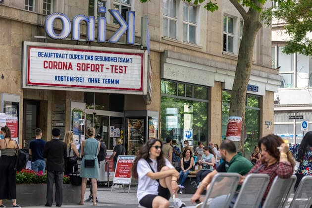 Good bye, Lockdown The Delphi Arthaus Kino in Stuttgart celebrates the opening of cinema and culture, restaurants and shops after the Corona Lockdown But until then, the billboard advertises a Corona test right next door 12 06 2021 DEU, Germany, Baden Württemberg, Stuttgart