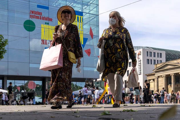 Stuttgart goes out After further opening steps, people long for normality Shops and restaurants have reopened Around the shopping street Königstraße and Schloßplatz there is hustle and bustle 12 06 2021 DEU, Germany, Baden Württemberg, Stuttgart