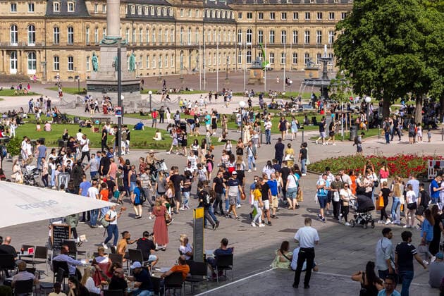 Stuttgart goes out After further opening steps, people long for normality Shops and restaurants have reopened Around the shopping street Königstraße and Schloßplatz there is hustle and bustle 12 06 2021 DEU, Germany, Baden Württemberg, Stuttgart