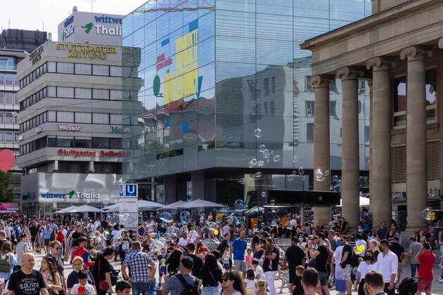 Stuttgart goes out After further opening steps people long for normality Shops and restaurants have reopened Around the shopping street Königstraße and Schloßplatz there is colourful hustle and bustle Right of the Königsbau 12 06 2021 DEU, Germany, Baden Württemberg, Stuttgart
